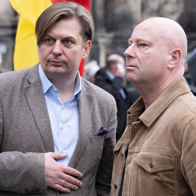 Maximilian Krah (l), AfD-Spitzenkandidat für die Europawahl, wurde 2023 vom FBI befragt.