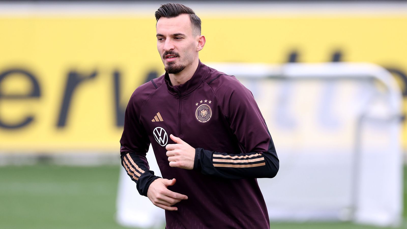 
                <strong>Mergim Berisha</strong><br>
                Wie Schade eine Viertelstunde vor Schluss mit reingeworfen. Bleibt aber weitestgehend wirkungslos. ran-Note: Ohne Bewertung
              