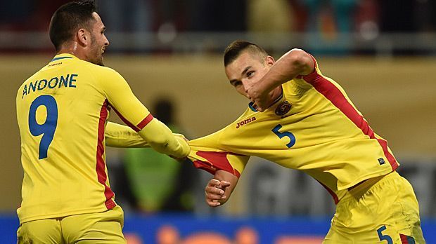 
                <strong>Rumänien</strong><br>
                Rumänien: Nach acht Jahren reisen die "Tricolorii" wieder zu einer Europameisterschaft. Mit dem 3:0 auf den Färöer Inseln machen Florin Andone (li.), Ovidiu Hoban und Co. den zweiten Platz in ihrer Quali-Gruppe perfekt und angeln sich damit das Ticket nach Frankreich.
              