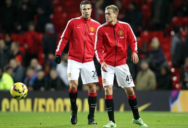 
                <strong>Neuer Sturmpartner</strong><br>
                An seinen neuen Sturmpartner muss sich Robin van Persie wohl noch gewöhnen. Gegen Stoke City steht Wilson in der Startelf. Denkt man an den Werdegang von Thomas Müller und Holger Badstuber unter van Gaal, dürfte es nicht das letzte Mal gewesen sein.
              