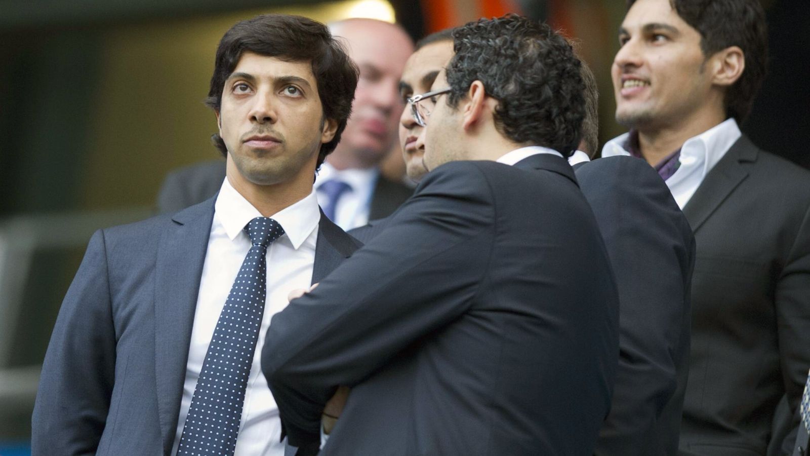 
                <strong>Platz 3: Sheikh Mansour (Manchester City)</strong><br>
                Vermögen: 24,86 Milliarden Euro
              