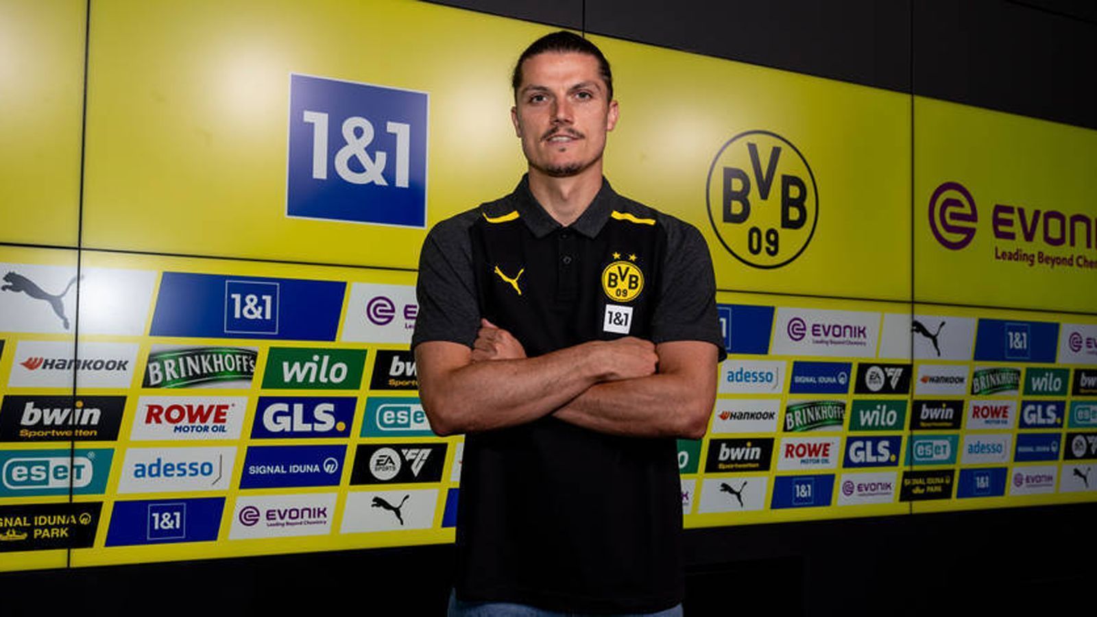 <strong>Marcel Sabitzer</strong><br>
                Vizemeister Borussia Dortmund hat sich wie erwartet mit Marcel Sabitzer von Bayern München verstärkt. Der österreichische Nationalspieler unterschrieb bei den Westfalen einen Vertrag bis 2027. Medienberichten zufolge soll die Borussia dem Titelrivalen rund 15 Millionen Euro Ablöse überweisen. Ganze 9,9 Millionen Euro müssen im&nbsp;<a target="_blank" href="https://bundesligamanager.ran.de/"><strong><em>ran</em></strong> Bundesliga-Manager</a> für den Österreicher bezahlt werden.