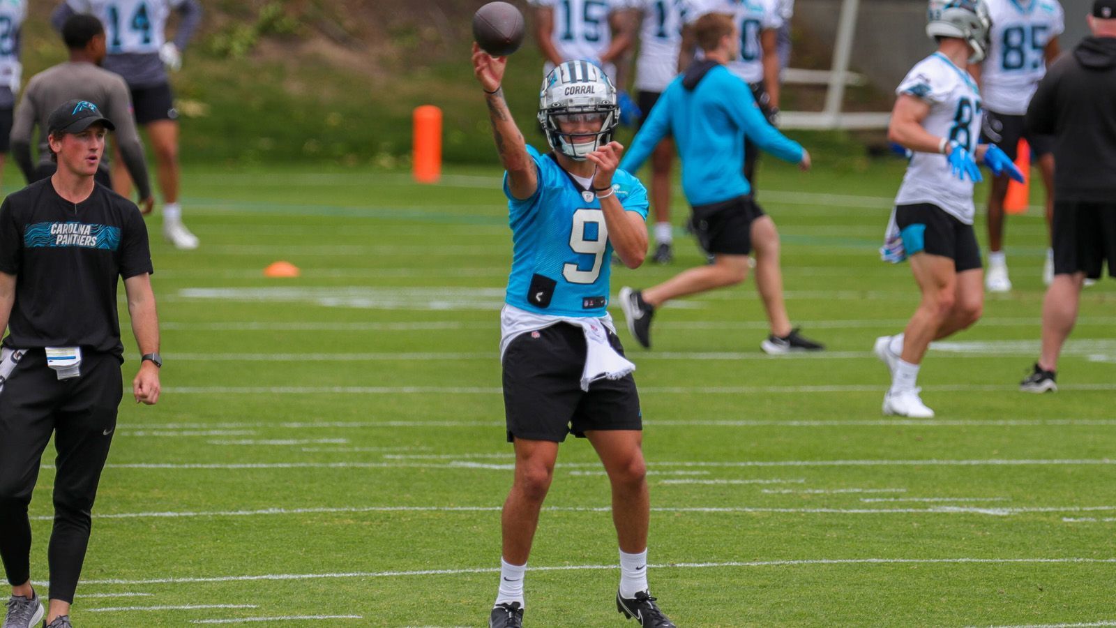 
                <strong>Carolina Panthers (NFC South)</strong><br>
                Nach einer langen Posse ist Quarterback Baker Mayfield bei den Carolina Panthers gelandet - durchaus ein beachtliches Upgrade von Sam Darnold. Auch Rookie Matt Corral wird sich da wohl hinten anstellen müssen. Mayfield hat in zwei seiner Saisons bei den Cleveland Browns gezeigt, was in ihm steckt und mit soliden Anspielstationen und einer verbesserten Offensive Line könnte er erheblichen Einfluss auf die kommende Panthers-Saison haben. Aber in der NFC South heißt die Konkurrenz unter anderem Tampa Bay Buccaneers, die als klarer Favorit in der Division gelten. Vielleicht bietet sich aber die Chance, mit den New Orleans Saints um einen Wildcard-Platz zu streiten.
              