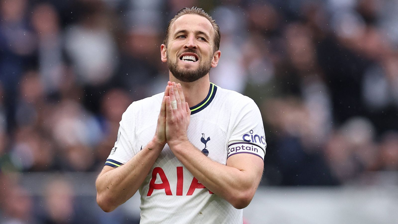 
                <strong>Harry Kane (Tottenham Hotspur)</strong><br>
                Beim FC Bayern wurde lange auch Harry Kane gehandelt, der mit einem Jahr Verzögerung die durch den Abgang von Robert Lewandowski entstandene Lücke im Sturmzentrum schließen könnte. Doch der Kapitän der englischen Nationalmannschaft wird bereits bald 30 Jahre alt und ist sehr teuer. Außerdem gibt es in München offenbar Zweifel, ob Kane außerhalb Englands seine Treffsicherheit bewahren könnte. Will Kane im Herbst seiner Karriere noch Titel gewinnen, müsste er die Spurs wohl in diesem Sommer verlassen. Auch Manchester United soll Interesse haben. Andererseits könnte er bei Tottenham zum One-Club-Player und zu einer ewigen Legende werden. Wechselwahrscheinlichkeit: mittel
              