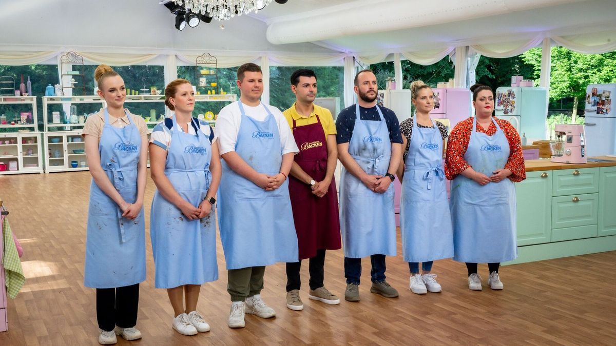 Anna-Lisa, Sibylle, Patrik, Samuel, Fabian, Sandra und Lydia hoffen bei "Das große Backen" 2024 am Ende der vierten Woche auf den Einzug in Folge 5. 