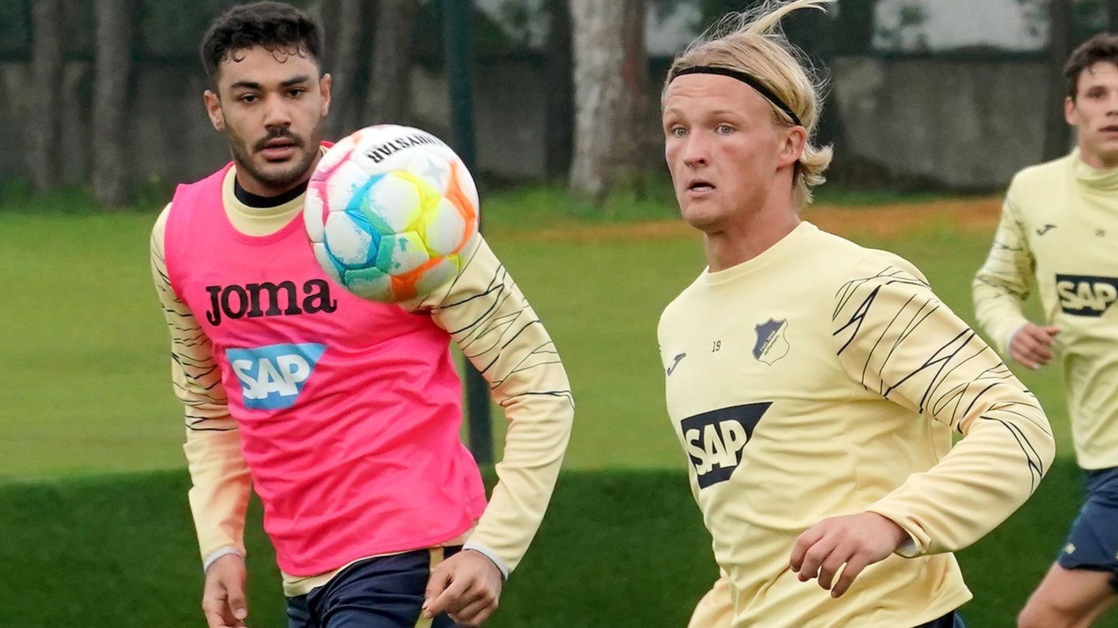 
                <strong>TSG 1899 Hoffenheim </strong><br>
                Zugänge: - Kasper Dolberg (Foto, OGC Nizza, Leihe)- John Anthony Brooks (Benfica Lissabon, 300.000 Euro)- Thomas Delaney (FC Sevilla, Leihe)Abgänge: - Georginio Rutter (Leeds United, 28 Millionen Euro)- Benjamin Hübner (Karriereende) 
              