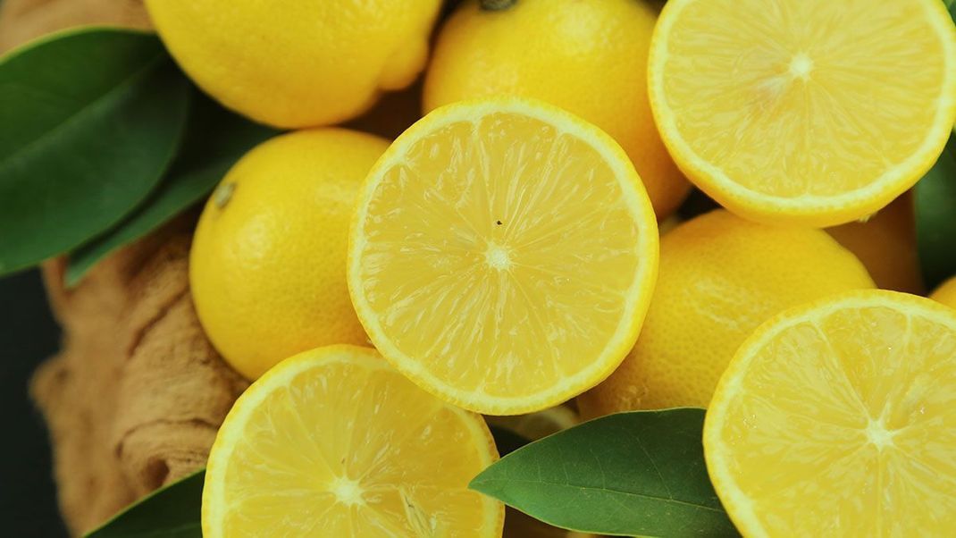Die Zitrone – Zitrusfrüchte sind reine Vitaminbomben für deine Haut. Gib einen Esslöffel Zitronensaft in die Rezeptur deiner selbstgemachten Gesichtsmaske und verwöhne dein Gesicht mit fruchtiger Feuchtigkeit. 