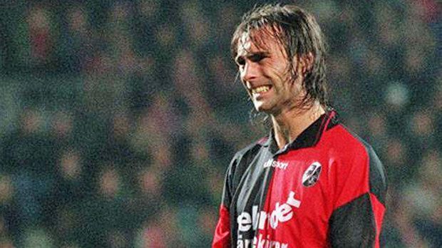 
                <strong>Harry Decheiver</strong><br>
                Harry Decheiver: Wer ist das denn? Gestatten, Harry Decheiver. Er hat in der Bundesliga für Freiburg und den BVB gespielt. Mit 20 Toren in nur 49 Bundesliga-Spielen weist der Niederländer eigentlich eine starke Quote auf, wäre bloß das mit den Elfmetern nicht gewesen. Gleich vier Mal in Folge verballert er 1996 und 1997.
              