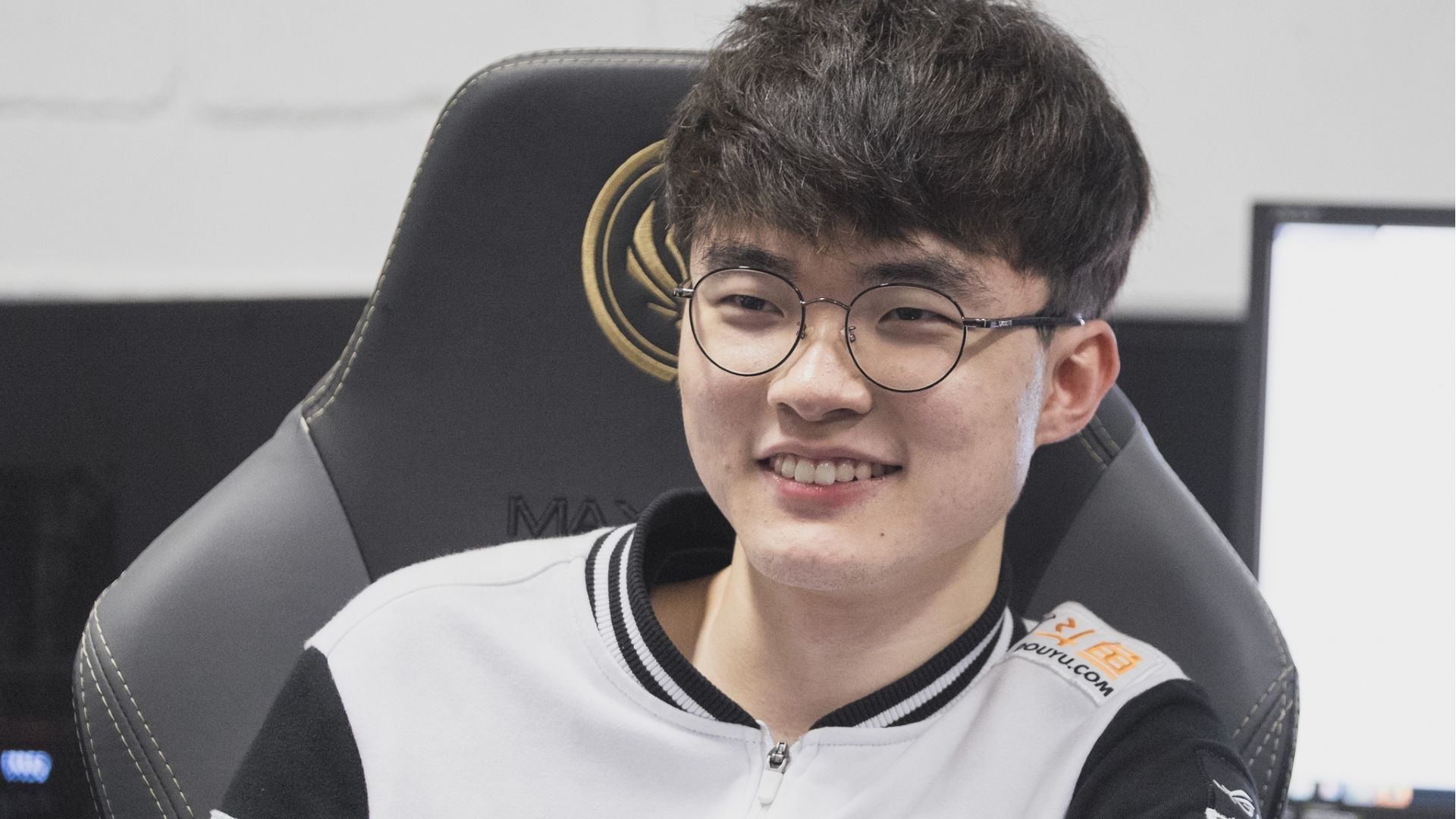 
                <strong>Lee "Faker" Sang-hyeok - League of Legends</strong><br>
                Faker ist das neueste Hall of Fame-Mitglied. Der Südkoreaner wurde von der Community gewählt und gewann dabei gegen die eSports-Stars s1mple aus CS:GO, Mango aus Smash und Dendi aus Dota 2. Faker gilt als bester League of Legends-Spieler der Geschichte und wurde bereits dreimal Weltmeister. Anders als die anderen Hall of Fame-Mitglieder ist der 22-Jährige immer noch als Profi auf allerhöchstem Niveau aktiv.
              