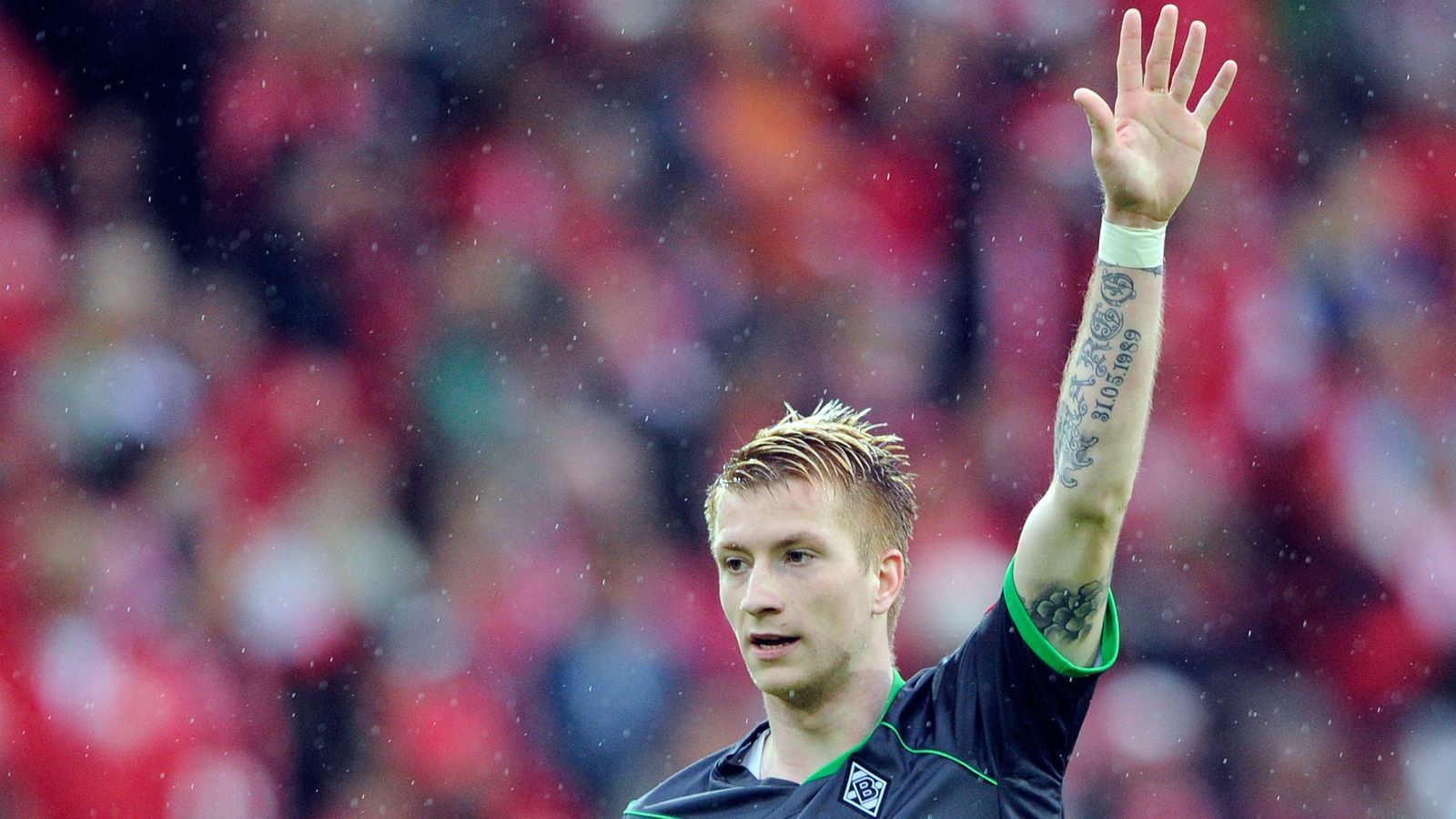 
                <strong>Platz 3: Marco Reus </strong><br>
                Marco Reus wechselte zur Saison 2012/13 für 17,1 Millionen Euro von Borussia Mönchengladbach zu Borussia Dortmund. Reus machte 109 Spiele für die Gladbacher und erzielte 41 Tore. Außerdem wurde der 29-Jährige in seiner Zeit bei den Fohlen zum Nationalspieler. Fun Fact: Beim BVB war er in der Jugend als zu schmächtig befunden worden und ging zu Rot Weiss Ahlen. Dort eiste ihn Eberl für 800.000 Euro los.
              