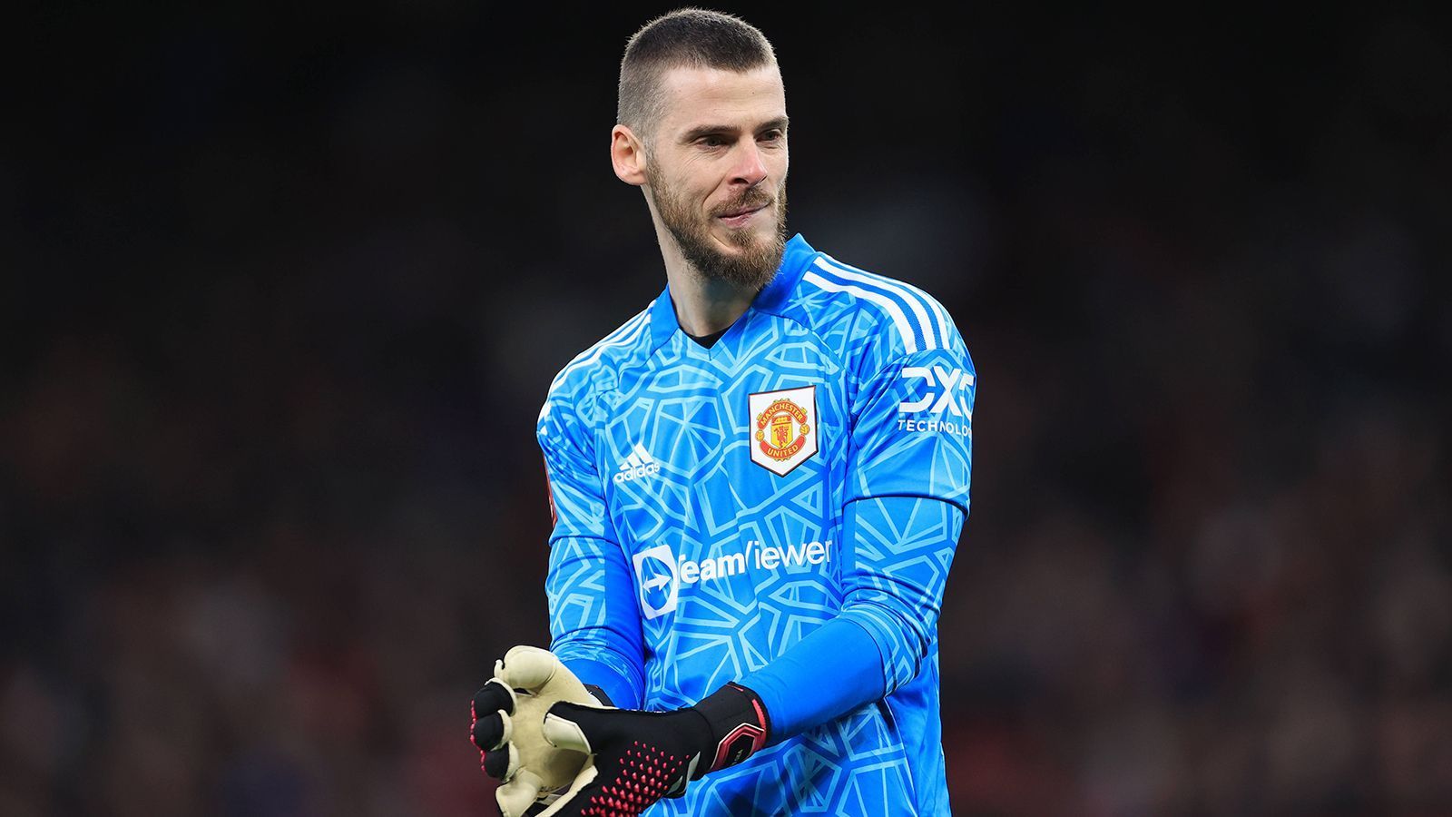 
                <strong>Platz 3: David de Gea (Manchester United)</strong><br>
                Auf Platz drei rangiert der Torhüter von Manchester United, David de Gea. Innerhalb von einer Woche verdient er umgerechnet 457.020 Euro. Auf das Jahr gesehen sind das über 23,8 Millionen Euro brutto. Der Vertrag des Spaniers läuft zum Ende der Saison aus, laut der "Sun" soll es aber Gespräche und Verhandlungen über ein neues Arbeitspapier geben. Das kommt durchaus überraschend, zuvor hatten die Zeichen eher auf Trennung gestanden. De Gea ist längst nicht mehr komplett unumstritten bei United.
              