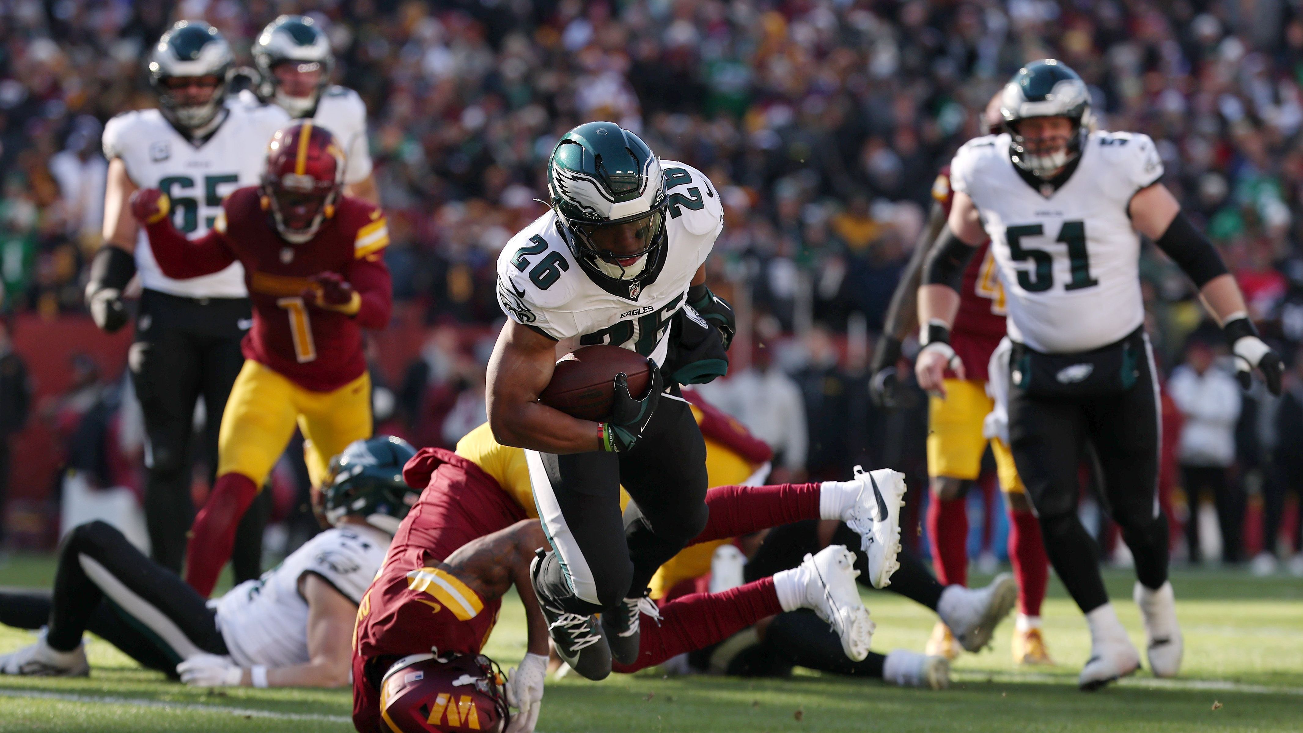 <strong>Week 16: Saquon Barkley</strong><br>Mit einem eindrucksvollen 68-Yards-Lauf brachte Barkley seine Philadelphia Eagles gegen die Commanders auf die Anzeigetafel. Es war bereits sein vierter Touchdown über 60 Yards in der laufenden Saison. Damit zieht Barkley mit dem ewigen NFL-Saisonrekord von Adrian Peterson und Jim Brown gleich.