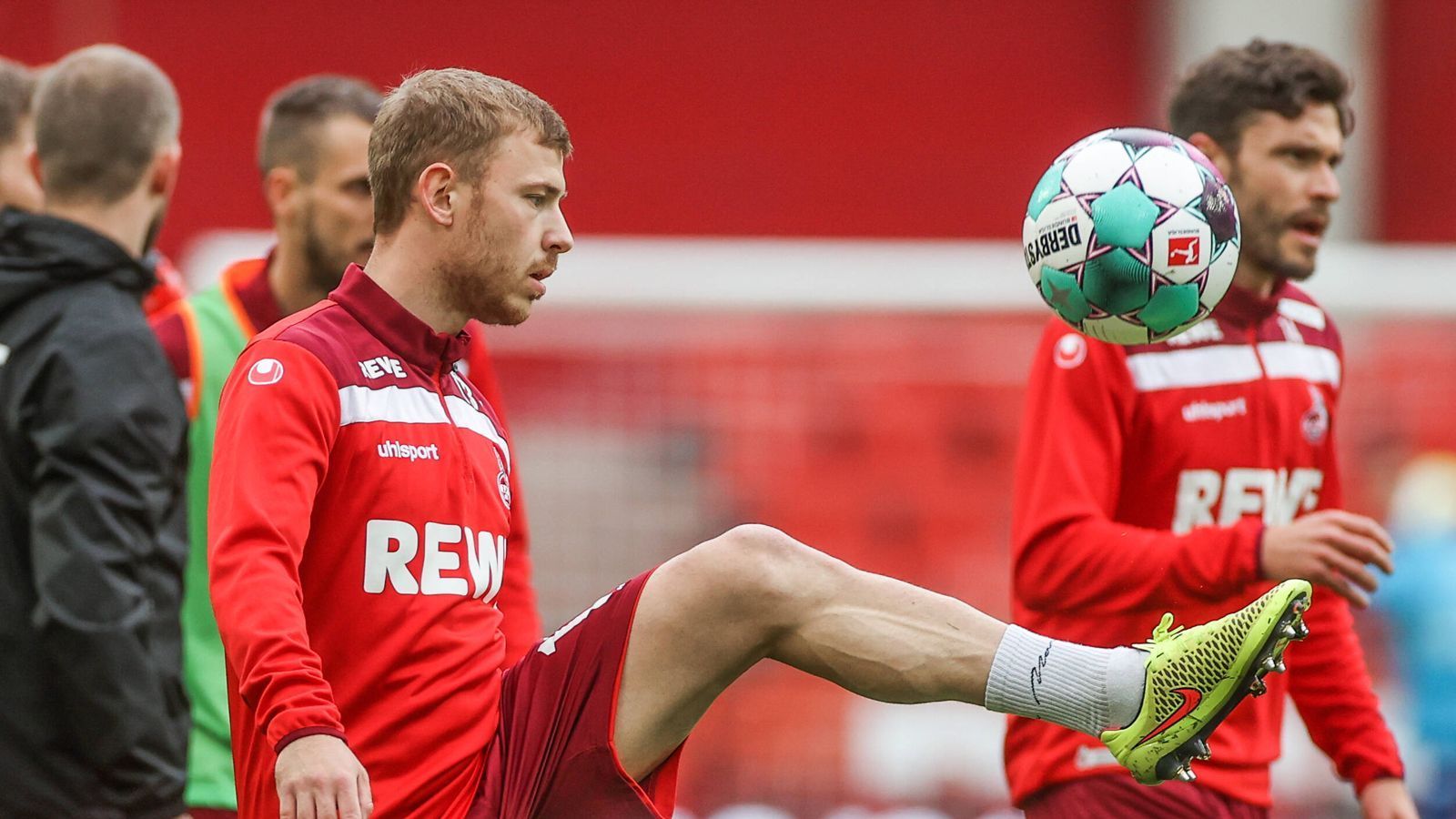 
                <strong>1. FC Köln (2021)</strong><br>
                Was folgte, war der Beginn einer langen Odyssee bei zahlreichen Vereinen, die Meyers Ruf als "Wandervogel" begründeten. Nach seiner Vertragsauflösung heuerte er zunächst zum zweiten Mal in seiner Karriere in der Bundesliga an: Der 1. FC Köln sicherte sich die Dienste des Mittelfeldmanns. In der Domstadt wollte Meyer seiner Karriere nach der schweren Zeit wieder Auftrieb verleihen. Für den "Effzeh" spielte er zwölf Mal und hielt mit dem Klub in der Relegation 2020/21 die Klasse. Ein Tor oder eine Vorlage gelangen ihm während seines Gastspiels in Köln aber nicht.  
              