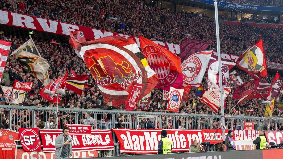 Die Fans vom FC Bayern Muenchen, FC Bayern Muenchen vs. 1. FC Union Berlin, Fussball, Bundesliga, 9. Spieltag, 02.11.2024 DFB regulations prohibit any use of photographs as image sequences and or q...