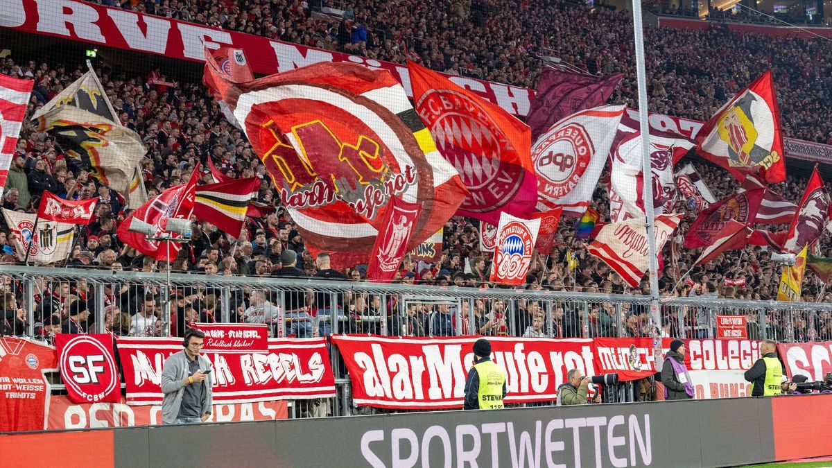 Die Fans vom FC Bayern Muenchen, FC Bayern Muenchen vs. 1. FC Union Berlin, Fussball, Bundesliga, 9. Spieltag, 02.11.2024 DFB regulations prohibit any use of photographs as image sequences and or q...