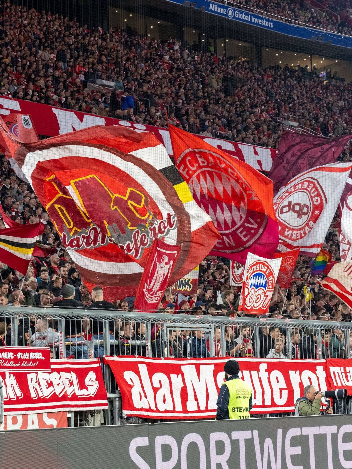 Die Fans vom FC Bayern Muenchen, FC Bayern Muenchen vs. 1. FC Union Berlin, Fussball, Bundesliga, 9. Spieltag, 02.11.2024 DFB regulations prohibit any use of photographs as image sequences and or q...