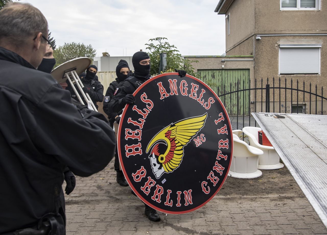 Bei einer Razzia am Gelände der Rockergruppe "Hells Angels MC Berlin Central" in Berlin Ende September 2022 räumen Polizeibeamt:innen das Lager leer. Die Gruppe wurde wegen krimineller Aktivitäten verboten und aufgelöst.