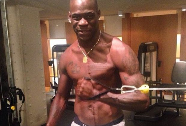 
                <strong>Mario Balotelli</strong><br>
                Urlaub mal ganz anders. Italiens Stürmer-Star Mario Balotelli bereitet sich in seinen Ferien intensiv auf die neue Saison vor und verbringt anscheinend viel Zeit im Kraftraum.
              