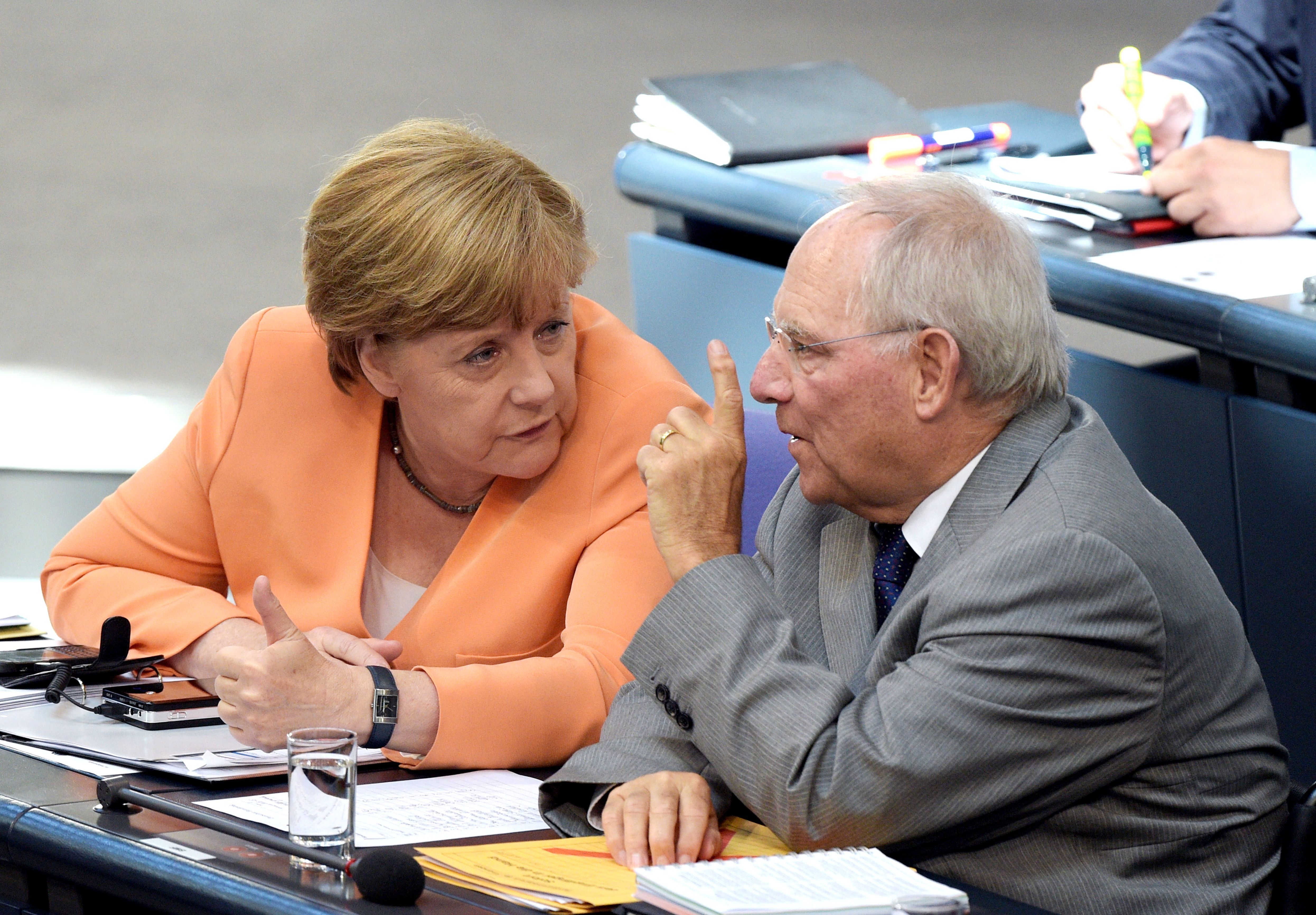 1. Juli 2015: Bundeskanzlerin Angela Merkel und Bundesfinanzminister Wolfgang Schäuble unterhalten sich im Bundestag.