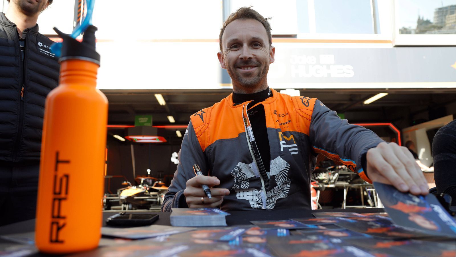 
                <strong>Rene Rast (McLaren)</strong><br>
                Der nächste Deutsche, für den es nicht lief: Dabei begann Rene Rast im McLaren das Monaco-Wochenende mit Rang 6 im 1. Freien Training noch vielversprechend. Doch das war schon der Rast-Höhepunkt des Wochenendes. Es folgten Platz 18 in der zweiten Trainings-Session und Platz 14 im Qualifying. Hier besonders bitter für Rast: Teamkollege Jake Hughes zeigte mit seiner Pole Position, dass im McLaren durchaus was zu holen war.
              