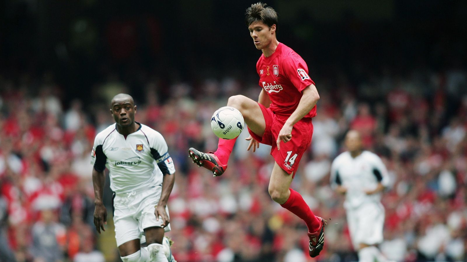 
                <strong>Xabi Alonso beim FC Liverpool</strong><br>
                Im Sommer 2004 wagte der damals 22-jährige Alonso den Sprung von Spanien nach England. Er unterschrieb beim FC Liverpool und wurde dort zum internationalen Topstar. Gleich in seinem ersten Jahr gewann er mit den "Reds" die Champions League, was ihm neun Jahre später mit Real Madrid ein zweites Mal gelang. Bis zu seinem Wechsel zu den "Königlichen" bestritt Alonso 210 Pflichtspiele für Liverpool. Dabei erzielte er 18 Treffer. Das wohl aufsehenerregendste Tor erzielte Alonso Anfang 2006 im FA-Cup gegen Luton Town. Damals traf der Spanier von der eigenen Spielhälfte aus und machte damit einen Fan reich. Adrian Haywards setzte laut eigener Aussage aufgrund eines Traums über ein Alonso-Tor von der Mittellinie 200 Pfund auf eben ein solches Szenario und wurde durch den Treffer gegen Luton reich belohnt. Aufgrund einer immensen Quote von 125:1 kassierte Haywards letztlich dank Alonsos Geniestreich 25.000 Pfund. 
              