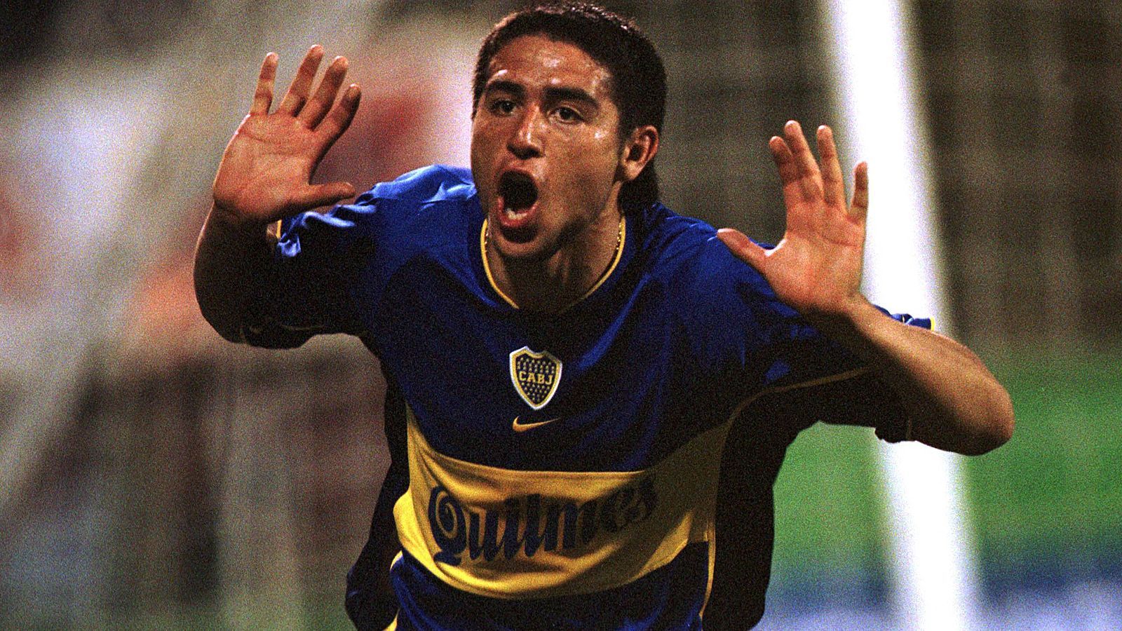 
                <strong>Juan Roman Riquelme (Boca Juniors)</strong><br>
                Zeit im Verein: Januar 1996 bis Sommer 2002, Januar 2007 bis Sommer 2007, November 2007 bis Sommer 2012 und Februar 2013 bis Sommer 2014 (aus der eigenen Jugend)Position: MittelfeldNicht wenige Experten halten den Filigrantechniker für den besten Kicker, der jemals das Trikot der Boca Juniors übergestreift hat. Das liegt aber nicht nur an seinen Kabinettstückchen, die ihm bei seinem glücklosen Ausflug nach Europa irgendwie abhanden gekommen sein müssen. Riquelme ist auch der Profi, der die meisten Titel mit dem Klub gewonnen hat: drei Mal die Copa Libertadores, zwei Mal den Weltpokal, einmal die Recopa Sudamericana sowie fünf Meisterschaften. Und er ist den Juniors auf ewig sehr verbunden, verkündete einst: "Ich bin als 'Bostero' geboren und werde als 'Bostero' sterben."
              