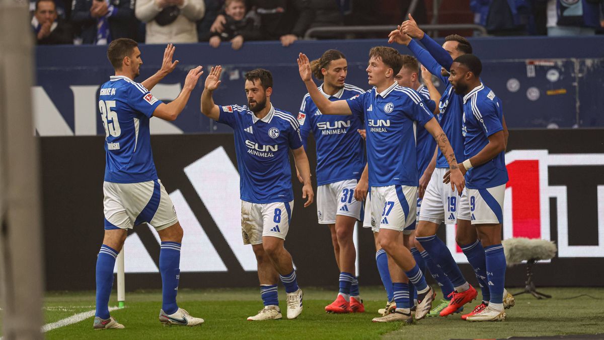 Gelsenkirchen, Deutschland, 10.11.24: Kenan Karaman (FC Schalke 04) Torjubel, jubelt mit seiner Mannschaft nach dem Treffer zum 1:0 waehrend des Spiels der 2. Bundesliga zwischen FC Schalke 04 - SS...