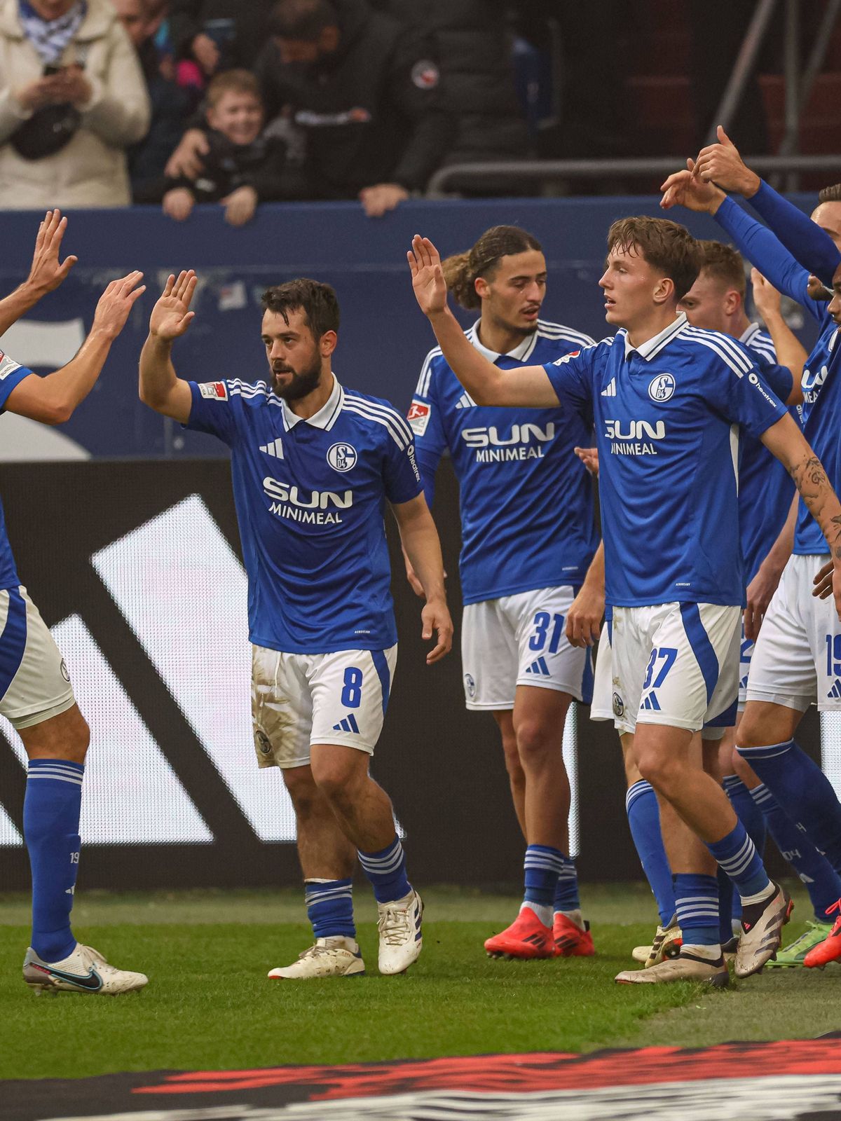 Gelsenkirchen, Deutschland, 10.11.24: Kenan Karaman (FC Schalke 04) Torjubel, jubelt mit seiner Mannschaft nach dem Treffer zum 1:0 waehrend des Spiels der 2. Bundesliga zwischen FC Schalke 04 - SS...