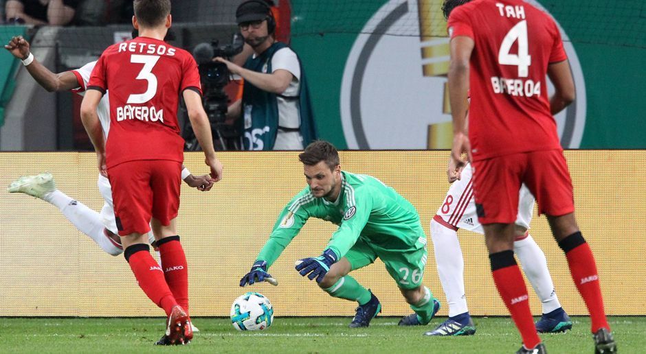 
                <strong>Sven Ulreich (FC Bayern)</strong><br>
                Muss zum ersten Mal in der 5. Minute nach einem Leverkusener Konter da sein - und ist da! Ulreichs Parade gegen Vollands Kopfball ist erstklassig. Beim 1:2 durch Lars Bender machtlos. Hält dafür die Schüsse von Zwillingsbruder Sven und Bellarabi im Anschluss stark. Weltklasse ist gar seine Tat gegen den Bellarabi-Volley nach Wiederanpfiff. Beim Superfreistoß von Bailey wieder ohne Chance. Alles in allem eine weitere Top-Leistung des Bayern-Keepers. Wer war nochmal Manuel Neuer? ran-Note: 2
              