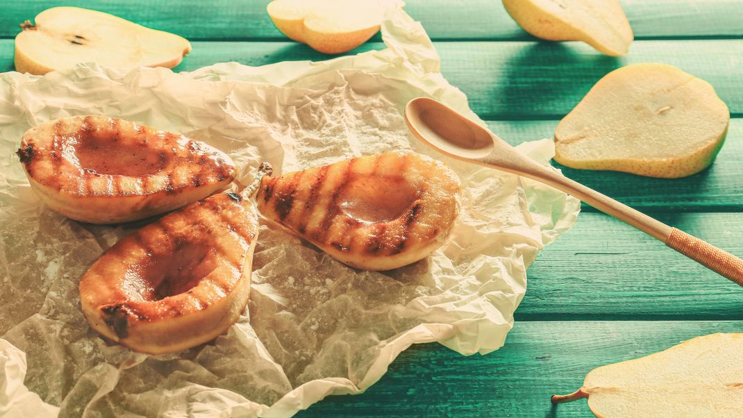 Gegrillte Birne schmeckt sowohl in süßer, als auch herzhafter Kombination.