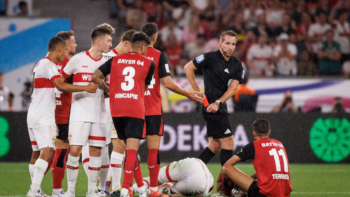 DFL-Supercup, Bayer 04 Leverkusen - VfB Stuttgart, 17.08.2024 Schiedsrichter Tobias Stieler (Hamburg) zeigt Martin Terrier (Bayer 04 Leverkusen, 11) die rote Karte nach grobem Foulspiel; Leverkusen...