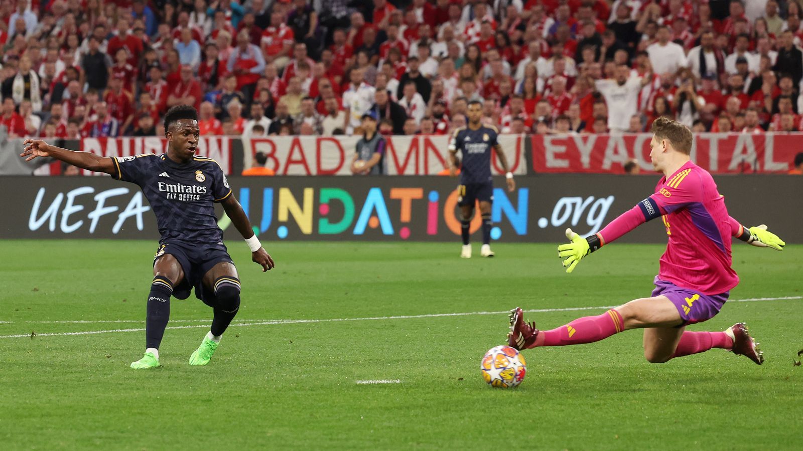 <strong>Sun (England)</strong><br>"Harry Kane hat das erste seiner beiden Duelle mit Jude Bellingham gewonnen. Aber ob der englische Kapitän nach Wembley kommt, bleibt abzuwarten. Denn er muss am kommenden Mittwoch in Madrid wieder eine gute Leistung abliefern und hoffen - und das ist das Problem -, dass seine Abwehr ihn nicht im Stich lässt. Während Kane vor allem mit seinem Aufbauspiel beeindruckte, erlebte Bellingham nicht seinen besten Abend."