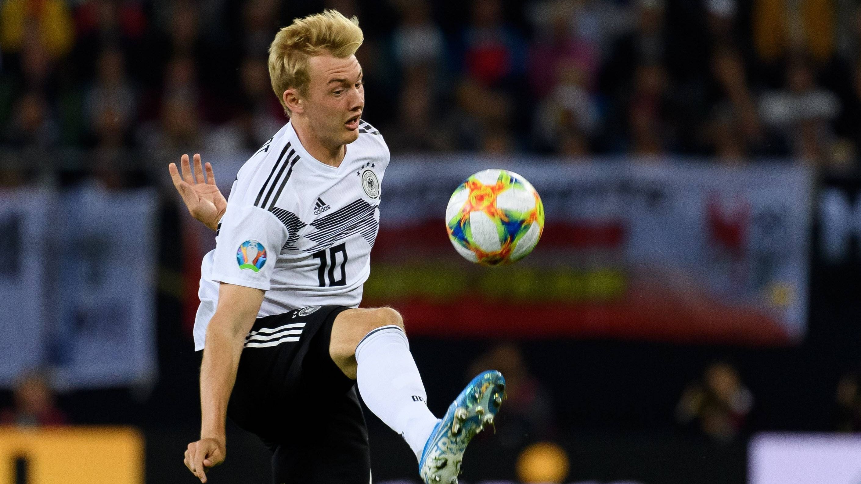 
                <strong>Sturm: Julian Brandt </strong><br>
                Julian Brandt, der in der Partie gegen die Niederlande spät als Joker kam, sollte am Montag den Vorzug vor Timo Werner erhalten. Nachdem letzterer am Freitag eher schwach ablieferte, dürften die Einsatzchancen des Dortmund-Neuzugangs in der EM-Qualifikation gegen Nordirland hoch sein, zumal Löw große Stücke auf den Offensiv-Allrounder hält.
              