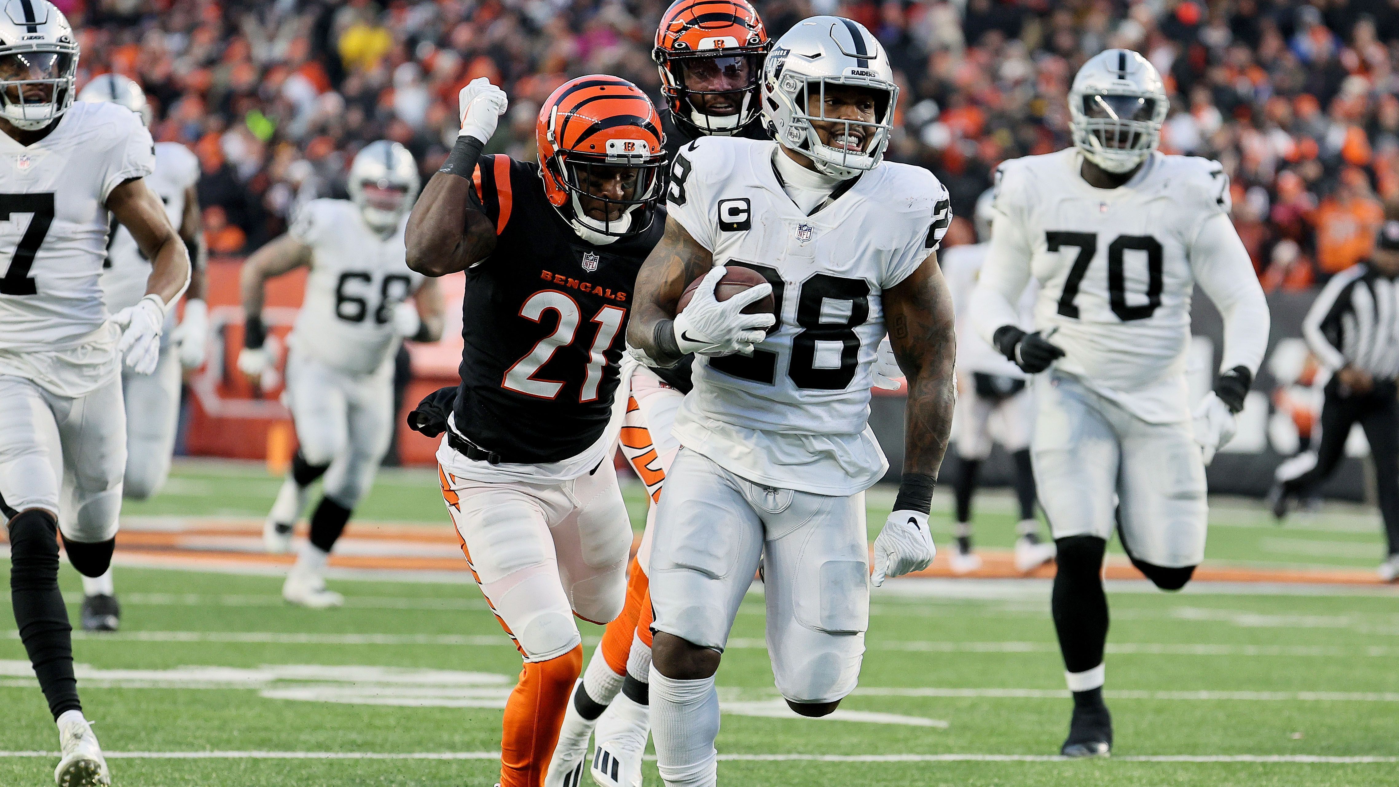 
                <strong>Josh Jacobs – Running Back, Alabama (24. Pick, Draft 2019)</strong><br>
                Der zweite Pick der Gruden-/Mayock-Ära ist der einzige Höhepunkt in dieser Auflistung. Running Back Josh Jacobs knackte in seiner ersten NFL-Saison direkt die 1.000-Yards-Marke (1.150 Yards, sieben Touchdowns) und wurde zu einem wichtigen Teil der Offense. 2020 wiederholte er das Kunststück (mit 1.065 Yards und zwölf Touchdowns) und wurde erstmals in den Pro Bowl berufen. In seiner dritten Saison kam Jacobs jedoch nicht über 872 Yards hinaus, zudem bremsen Verletzungen den Running Back. Auch seine Fifth-Year-Option wurde von den Raiders nicht gezogen.
              