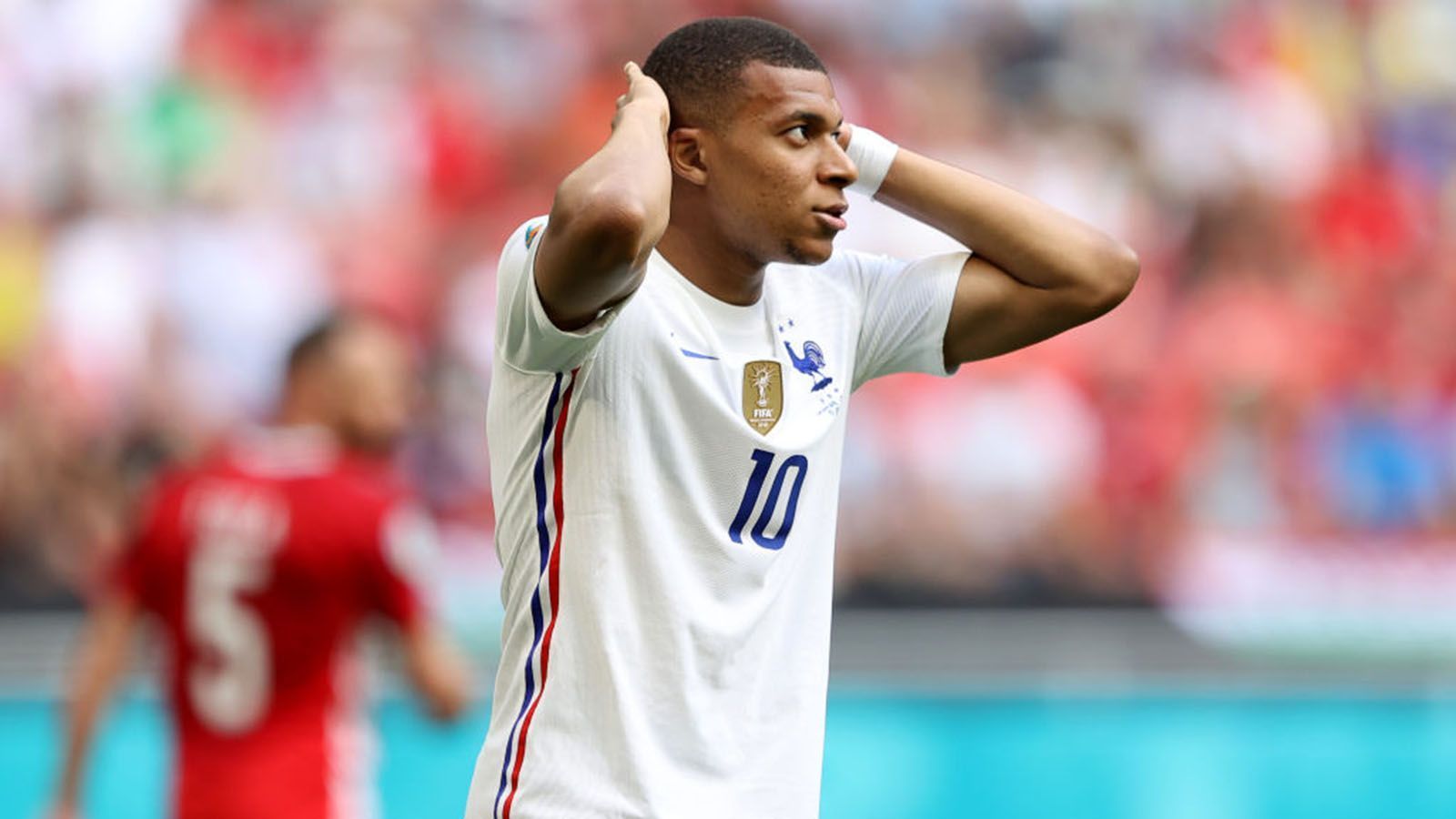 
                <strong>Kalte Dusche vor der Halbzeit</strong><br>
                Mbappe ist von sämtlichen Defensivaufgaben befreit, bleibt also immer relativ früh stehen, wenn die Ungarn den Ball verlieren. So hat er beste Sicht auf die überraschende Führung der Ungarn kurz vor der Halbzeitpause durch einen Konter. Eine kalte Dusche angesichts der zahlreichen Chancen, die die Equipe Tricolore und Mbappe vergeben haben. 
              