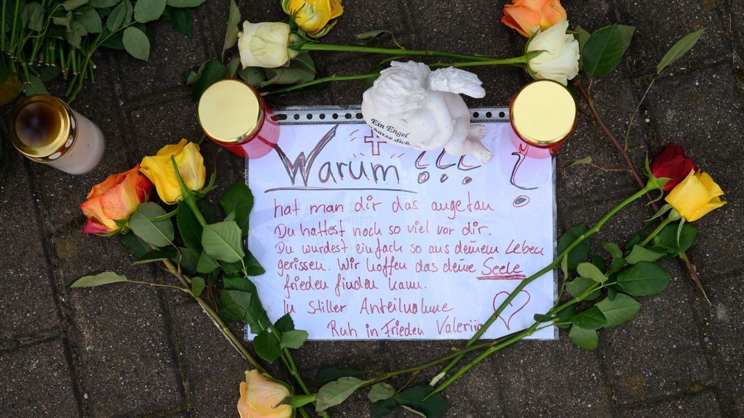 Blumen, Kerzen und ein Zettel mit der Aufschrift "Warum???" wurden in der Nähe der Wohnung des getöteten Mädchens auf dem Fußweg abgelegt. Valeriia aus dem sächsischen Döbeln ist Opfer eines Verbrechens geworden.