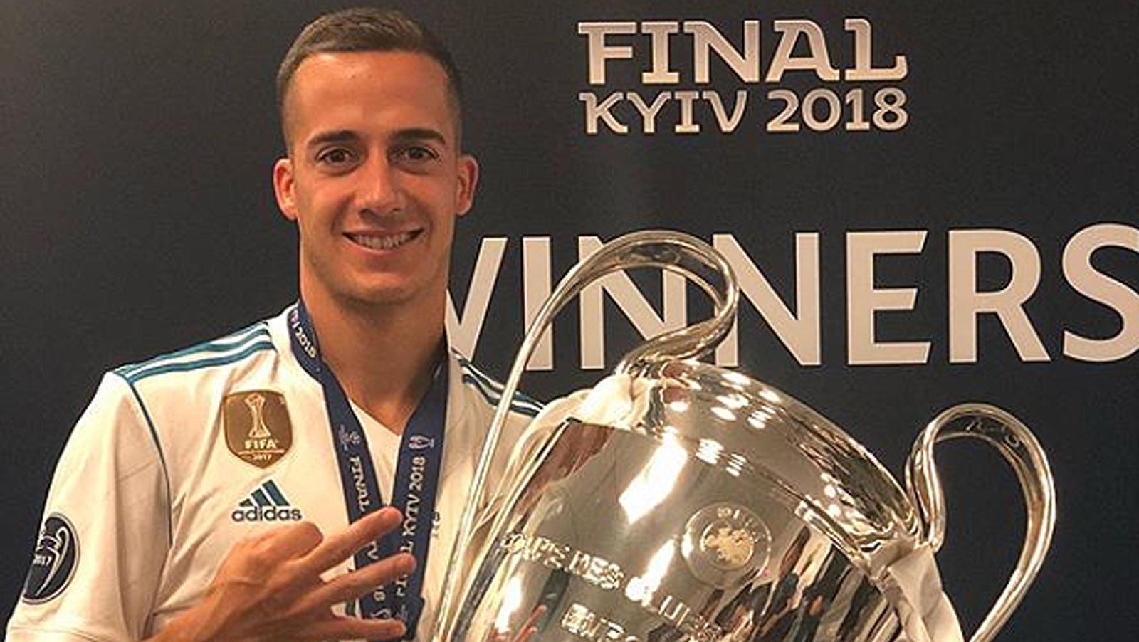 
                <strong>Lucas Vazquez</strong><br>
                Der spanische Nationalspieler Lucas Vazquez saß im Endspiel von Kiew zwar 90 Minuten auf der Bank, beim Feiern war er dann aber wieder mittendrin. Mit der rechten Hand deutet er noch einmal auf Reals Königsklassen-Triple hin. 
              