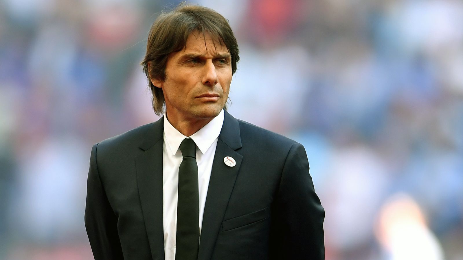 
                <strong>Antonio Conte</strong><br>
                Der Italiener Antonio Conte, zuletzt beim FC Chelsea, befeuert mögliche Spekulationen um eine Mourinho-Nachfolge gleich höchstpersönlich. "Ich will ein großes Team außerhalb Italiens trainieren. Meine erste Wahl wäre United", sagte der 49-Jährige zuletzt völlig unverblümt. Nachdem Conte im Juli 2018 bei den "Blues" durch Landsmann Maurizio Sarri ersetzt wurde, wäre er sofort verfügbar. In seinen zwei Jahren auf der Chelsea-Bank holte Conte je einen Premier-League-Titel sowie einen FA-Cup-Titel. Laut "Gazzetta dello Sport" soll Conte sogar Top-Kandidat bei Manchester United sein.
              