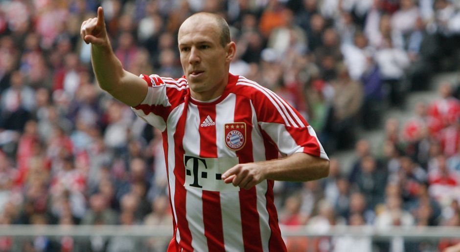 
                <strong>2009 - Arjen Robben zum FC Bayern München (24 Mio.)</strong><br>
                256 Spiele, 218 Torbeteiligungen, ein Champions-League-Titel, sechs Meisterschaften, vier Pokalsiege. Ob sich der Transfer von Arjen Robben von Real Madrid zum FC Bayern gelohnt hat, braucht man nicht zu diskutieren. Wenn der 33-Jährige fit ist, ist er bei den Münchnern nach wie vor unverzichtbar.
              