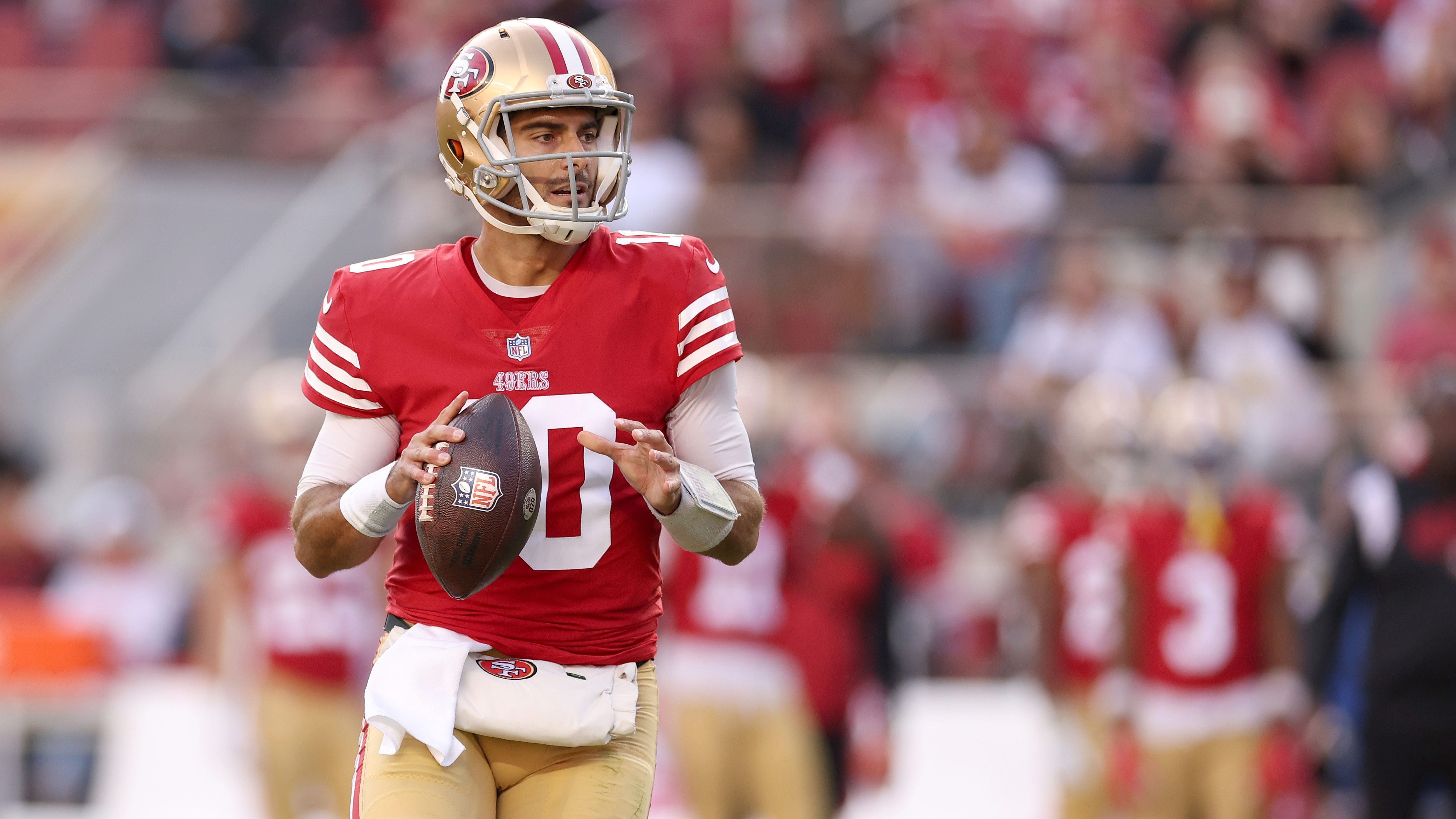 
                <strong>Jimmy Garoppolo</strong><br>
                Brock Purdy und Trey Lance: Das ist voraussichtlich zu viel Konkurrenz für Jimmy Garoppolo bei den San Francisco 49ers. Ein Neustart bei einem anderen Team könnte der Karriere des Quarterback-Routiniers mal wieder neues Leben einhauchen. Stellt sich nur die Frage, ob er es noch im Tank hat, bei einem Team als Starter zu spielen. Wenn er sich auch mit einer Backup-Rolle zufrieden gibt, wären die Miami Dolphins ein nachvollziehbarer Landing Spot. Zwar ist Tua Tagovailoa Starter, doch der junge Quarterback hatte in der vergangenen Saison viel mit Kopfverletzungen zu kämpfen. "Jimmy G" wäre ein erfahrener Spieler, der in solchen Momenten einspringen könnte.
              