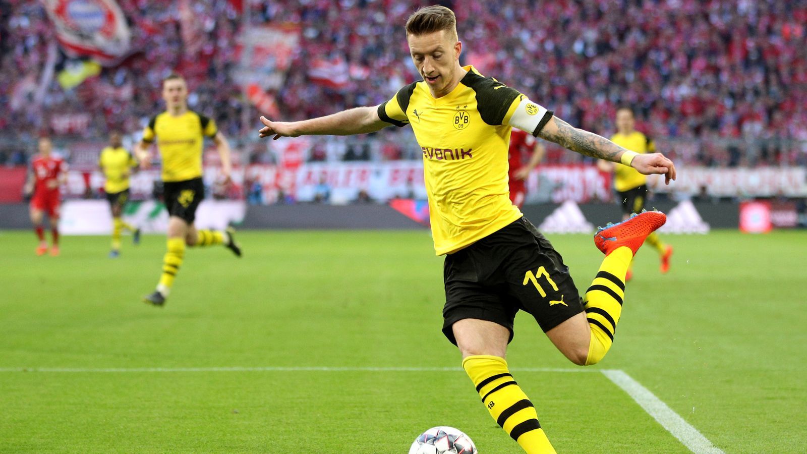 
                <strong>Marco Reus (BVB)</strong><br>
                Startet gegen die Bayern im Sturmzentrum. Starke Übersicht beim Pass auf Dahoud, der das 1:0 knapp verpasst (6.). Bis auf besagte Szene häufig auf sich alleine gestellt in einer sehr tief agierenden Dortmunder Mannschaft. Lässt sich in der Folge immer häufiger ins Mittelfeld zurückfallen, um das Dortmunder Spiel zu gestalten. Bleibt dabei im ersten Durchgang aber wirkungslos. Kann auch von der Einwechslung von Mario Götze nach der Pause nicht profitieren. ran-Note: 4
              