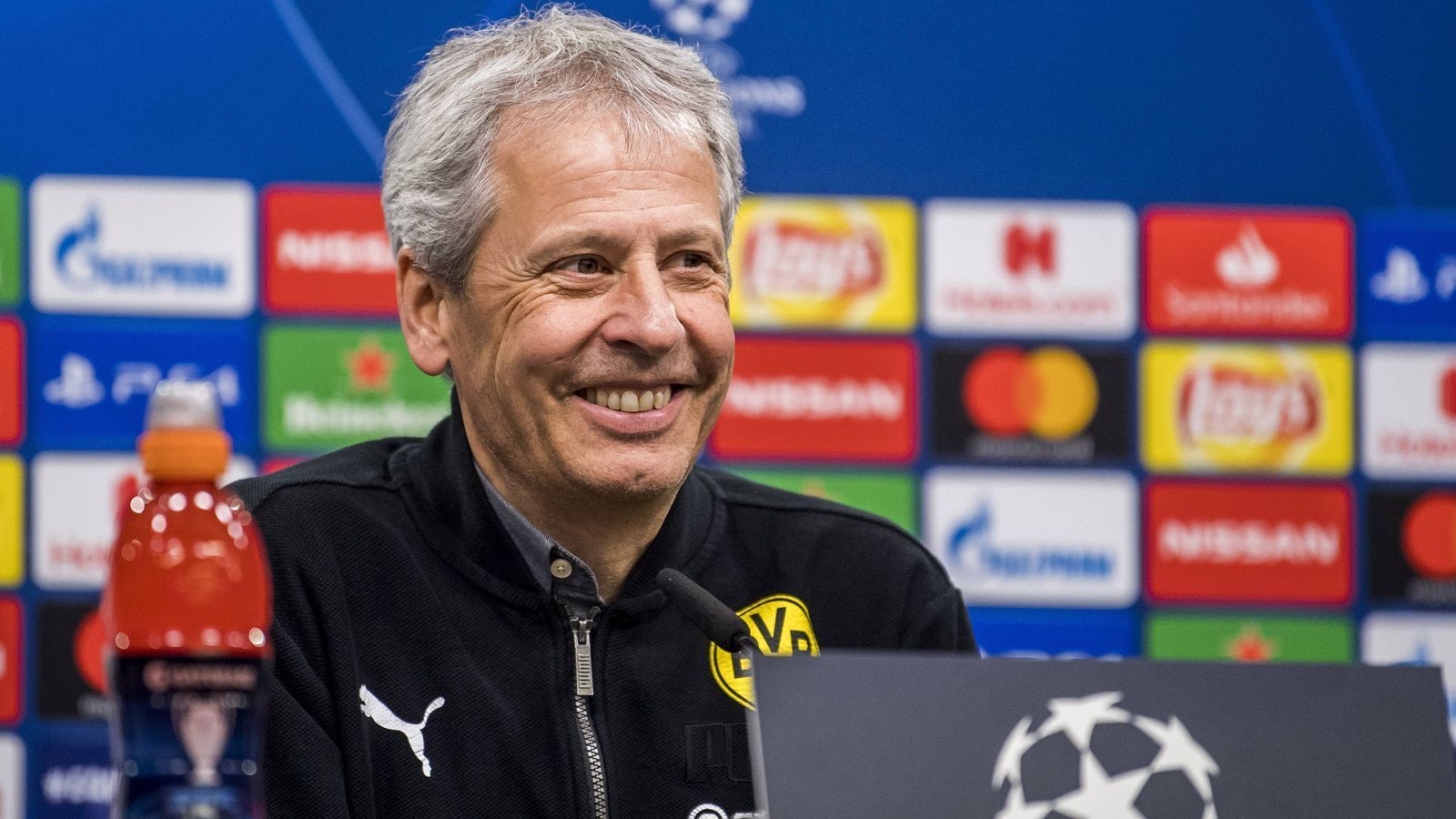 
                <strong>Trainer Lucien Favre (61) </strong><br>
                Nach nicht einmal einem Jahr als BVB-Trainer hat der Schweizer mit seiner Arbeit einen so guten Eindruck hinterlassen, dass die BVB-Bosse nach "Sport Bild"-Informationen bestrebt sind den Vertrag mit Favre vorzeitig über 2020 hinaus zu verlängern. Favres starker Punkteschnitt beträgt bisher 2,14 Punkte pro Spiel. Bei Borussia Dortmund soll es endlich mit einem Titel in Deutschland klappen. Der Schweizer trainierte in Deutschland zuvor bereits Hertha BSC (2007 -2009) und Borussia Mönchengladbach (2011 bis 2015).     
              