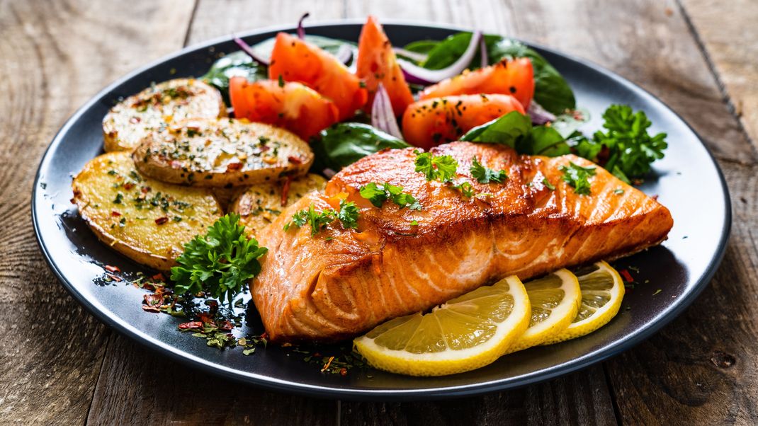 Super zum Abnehmen: Gerösteter Lachs mit Ofengemüse.