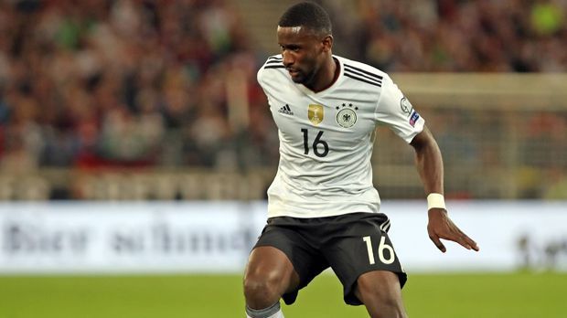 
                <strong>Gewinner: Antonio Rüdiger</strong><br>
                Löw testete im Sommer beim Confed Cup zahlreiche Alternativen für Mats Hummels und Jerome Boateng, darunter Antonio Rüdiger, Niklas Süle, Matthias Ginter und Shkodran Mustafi. Bis auf zwei Ausnahmen gehörte Rüdiger dabei zur Startelf. Hummels und Boateng dürften gesetzt sein, Rüdiger kommt im Innenverteidiger-Fundus wohl unmittelbar dahinter. Gegen Aserbaidschan glänzte er sogar als Torschütze.
              