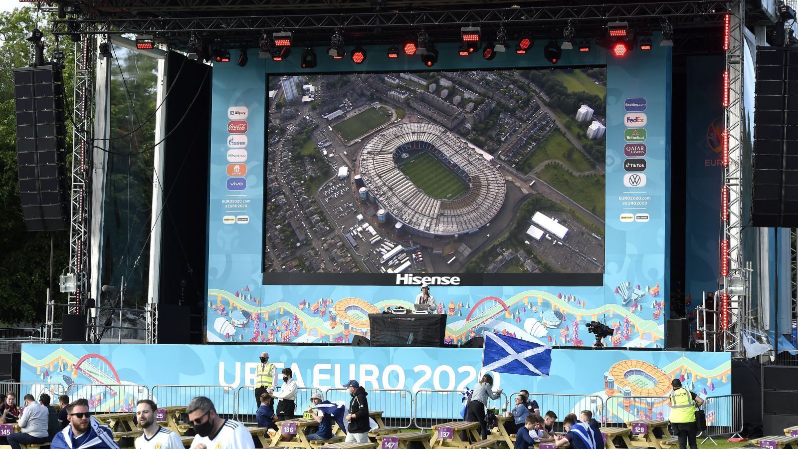 
                <strong>Fanzone in Glasgow</strong><br>
                Die Fanzone in Glasgow war, analog zur Innenstadt, gut gefüllt und beherbergte eine hoffnungsvolle Grundstimmung. Vorneweg: Auch nach der Niederlage gegen Kroatien gab es im Stadion nur Applaus für die schottischen Akteure, an ihnen hat es sicher nicht gelegen.
              