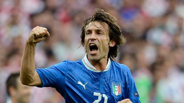 
                <strong>Mittelfeld: Andrea Pirlo</strong><br>
                Mittelfeld - Andrea Pirlo: Die nächste Ikone aus dem Stiefelland: Andrea Pirlo ist im Mittelfeld gesetzt. "Il Maestro" ist in den USA bei New York City FC noch aktiv. Sehen wir den genialen Mittelfeldspieler im Sommer in Frankreich? Die Entscheidung steht aus.
              