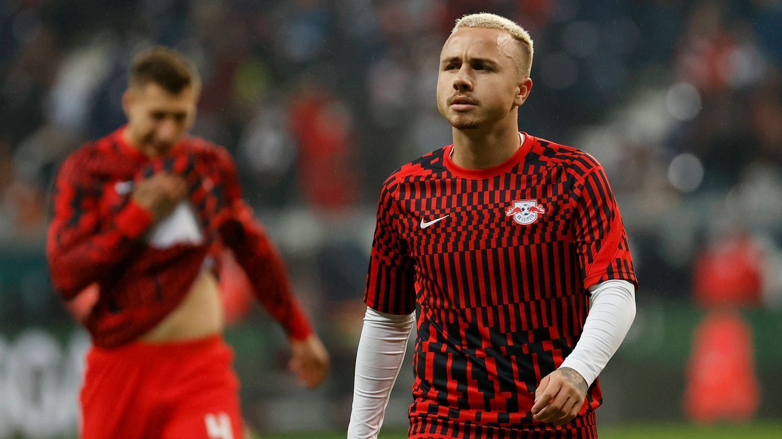 
                <strong>Angelino (seit 2020 im Verein)</strong><br>
                Angelino steht eigentlich schon seit Anfang 2020 bei RB Leipzig unter Vertrag. Zunächst wurde der Linksverteidiger für zwei Millionen Euro von Manchester City ausgeliehen, ehe er nach verlängerter Leihe mittels Kaufverpflichtung dann für 18 Millionen Euro im Sommer fest verpflichtet wurde. Der Spanier absolvierte bislang 68 Einsätze für die Sachsen, in denen ihm neun Tore und 20 Torvorlagen gelangen. In der aktuellen Saison stand er 13 Mal auf dem Platz, wobei ihm noch kein Tor oder Assist gelingen wollte. Seine Ausstiegsklausel liegt der "Sport Bild" zufolge bei 50 Millionen Euro.
              