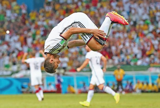 
                <strong>Salto-Miro</strong><br>
                Da fliegt er, der neue WM-Rekordtorschütze! Miroslav Klose erzielte im Gruppenspiel gegen Ghana seinen 15. WM-Treffer und bejubelte diesen mit seinem berüchtigten Salto. Gegen Brasilien gelang ihm sein 16. WM-Tor. Damit ist er besser als sein ewiger Konkurrent Ronaldo.
              