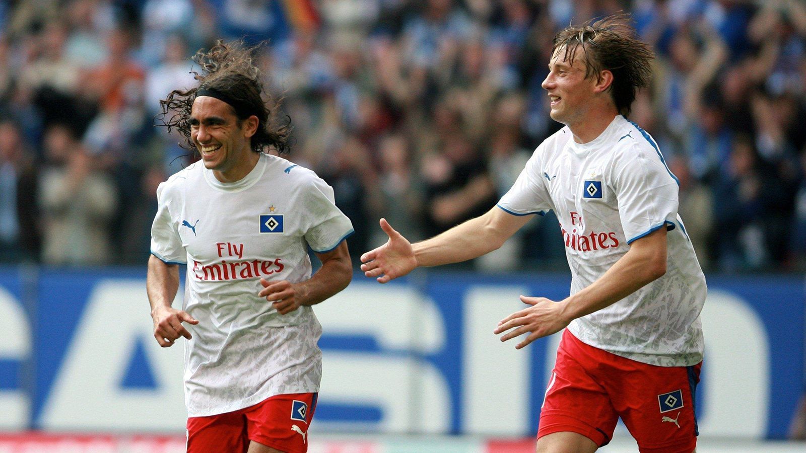 
                <strong>Hamburger SV (2006/2007) </strong><br>
                Das gleiche Kunststück wie Borussia Dortmund gelang dem Hamburger SV acht Jahre zuvor. Die Hamburger wurden in der isolierten Rückrunden-Tabelle sogar Vize-Meister hinter dem Deutschen Meister VfB Stuttgart. In der Hinrunde gab es hingegen nur einen Sieg, den Winter verbrachte man auf dem 17. Platz – Energie Cottbus auf dem beliebten 15. Platz hatte vier Punkte Vorsprung. Aber die Hamburger zeigten, dass eine schlechte Hinrunde noch kein Omen für den gesamten Saisonverlauf ist und kletterten noch auf den siebten Rang. Übrigens: Die zehn-Plätze-Aufholjagd scheint beliebt zu sein, denn auch der FC Schalke schaffte dies – bereits in der Saison 1968/69.
              