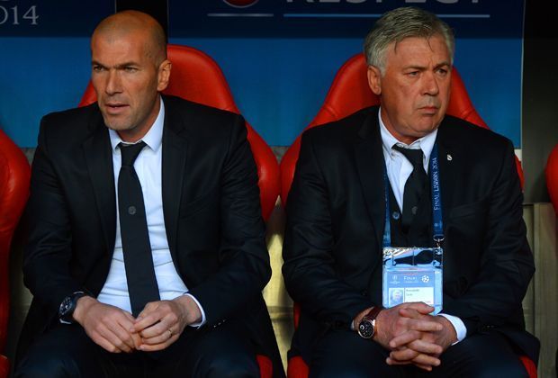 
                <strong>Zinedine Zidane</strong><br>
                Ebenfalls als Favorit auf die mögliche Nachfolge Ancelottis gilt Zinedine Zidane (li.). Denn Präsident Florentino Perez schätzt den Franzosen sehr. Aktuell trainiert Zidane Reals B-Mannschaft und sammelt so Erfahrung.
              